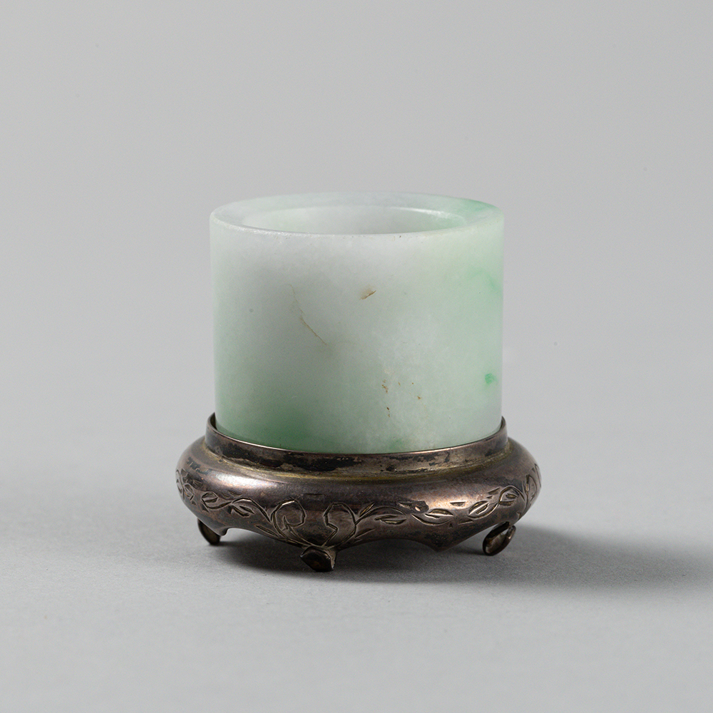 Lot2001 A jadeite archer's ring Qing dynasty (19th century)