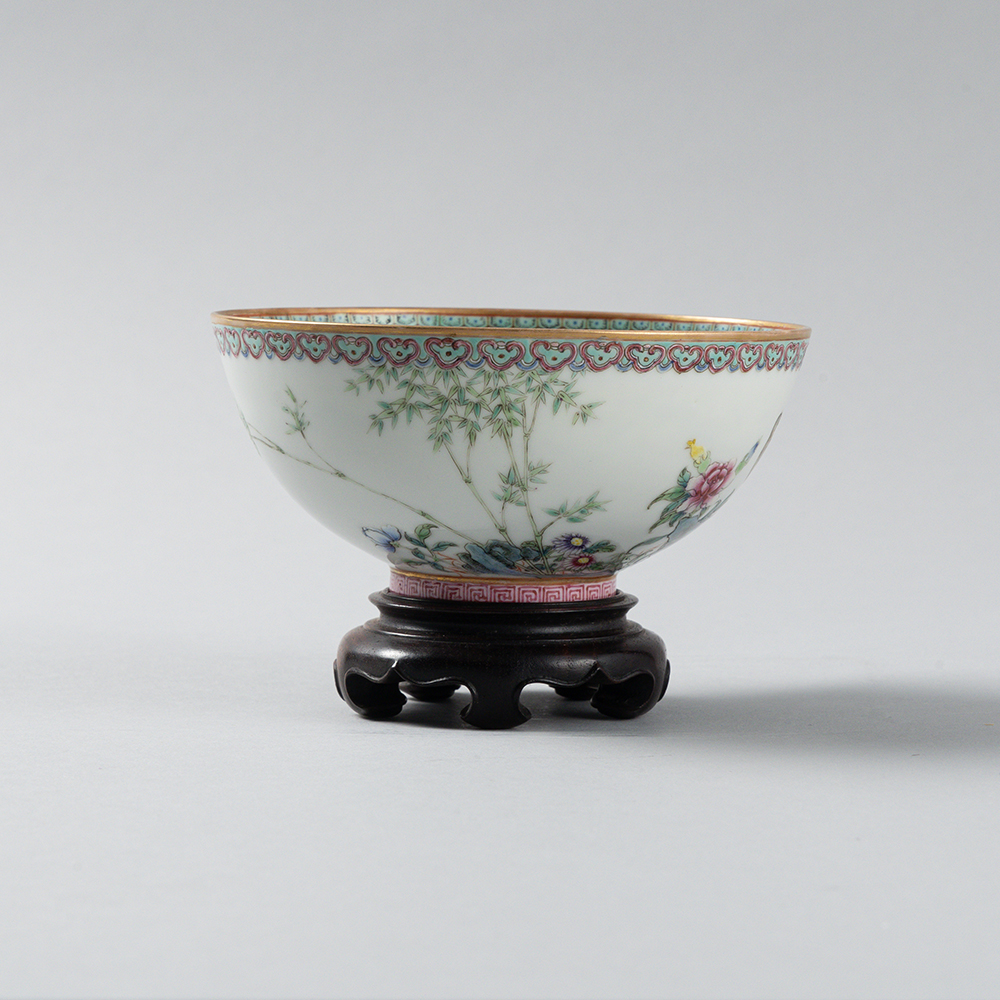 Lot1004 A famille-rose 'bird and flower' bowl Hongxian four-character mark, Republic period(1915-1916)