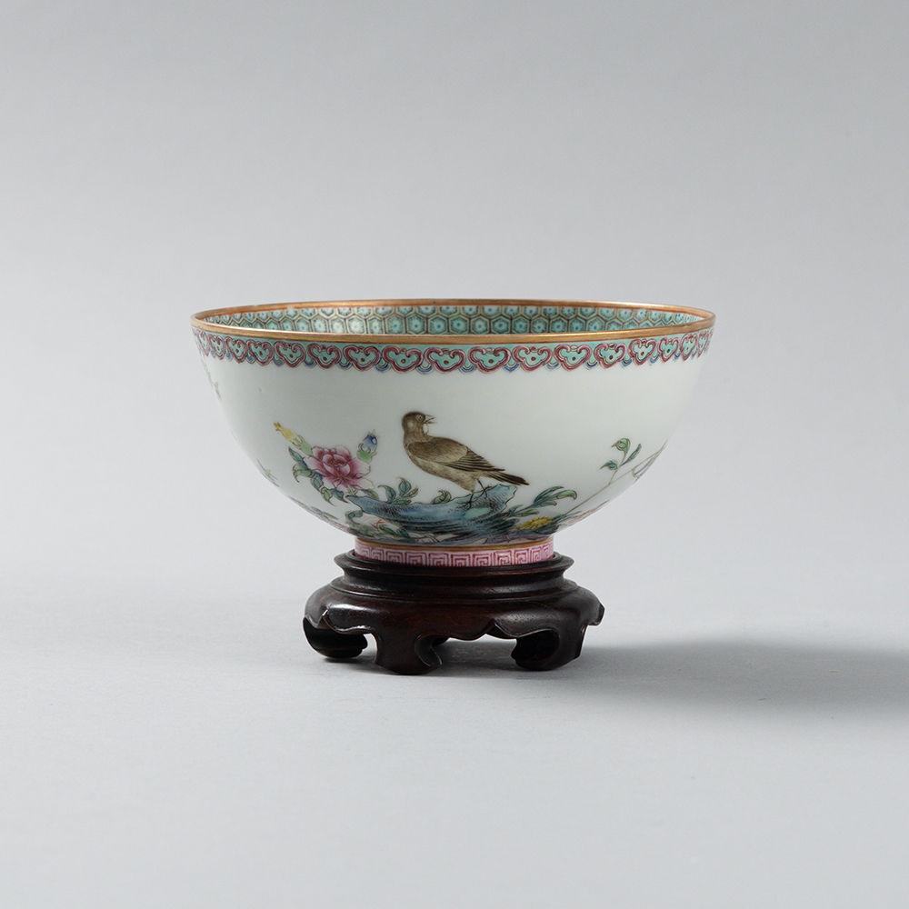 Lot1004 A famille-rose 'bird and flower' bowl Hongxian four-character mark, Republic period(1915-1916)