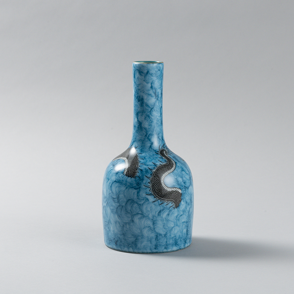 Lot1012 A PORCELAIN BOTTLE, WITH DRAGON DESIGN Qing dynasty Qianlong Mark & Period(1736-1795)