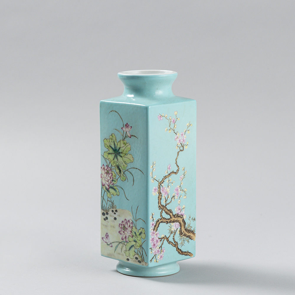 Lot1014 TURQUOISE PORCELAIN BOTTLE Qing Dynasty.  JiaQing(1796-1820)