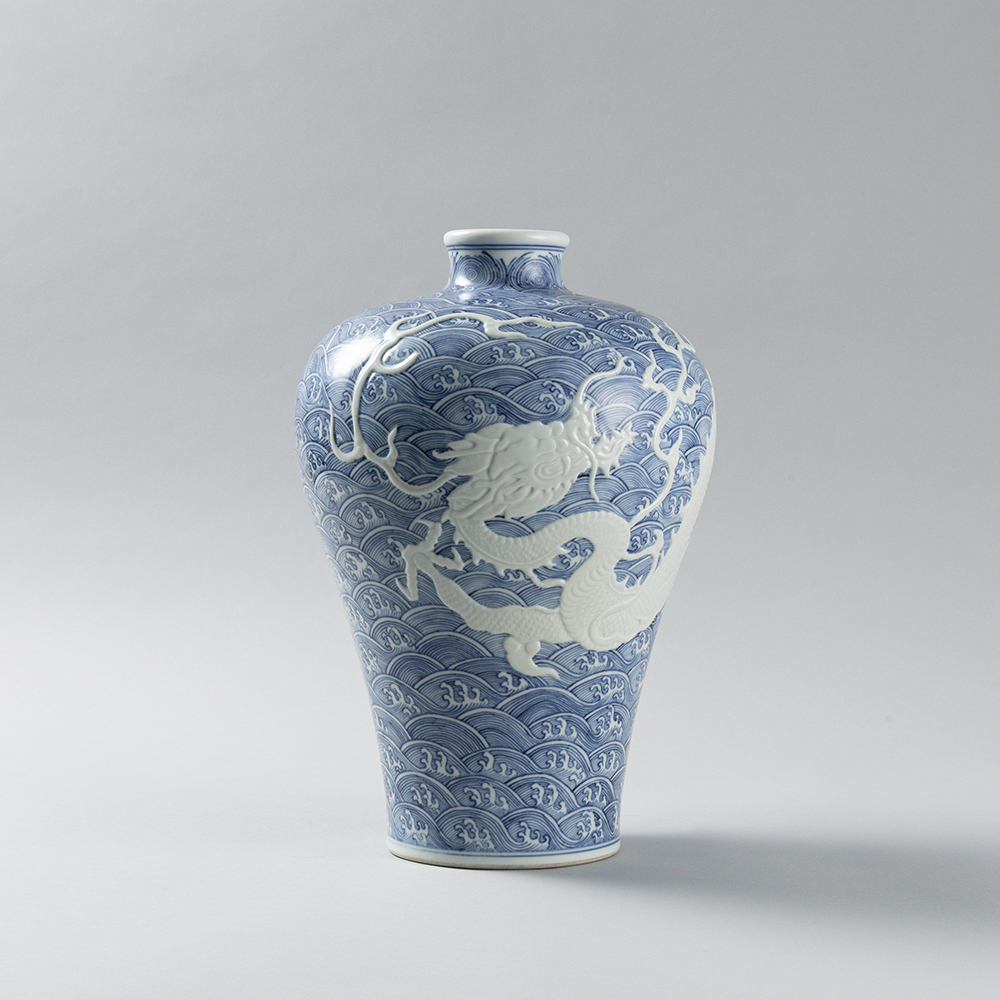 Lot1015 A BLUE-AND-WHITE PORCELAIN BOTTLE 