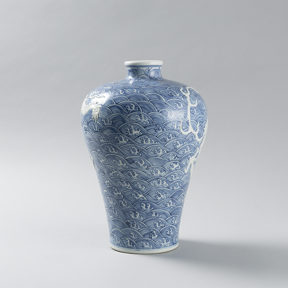 Lot1015 A BLUE-AND-WHITE PORCELAIN BOTTLE 