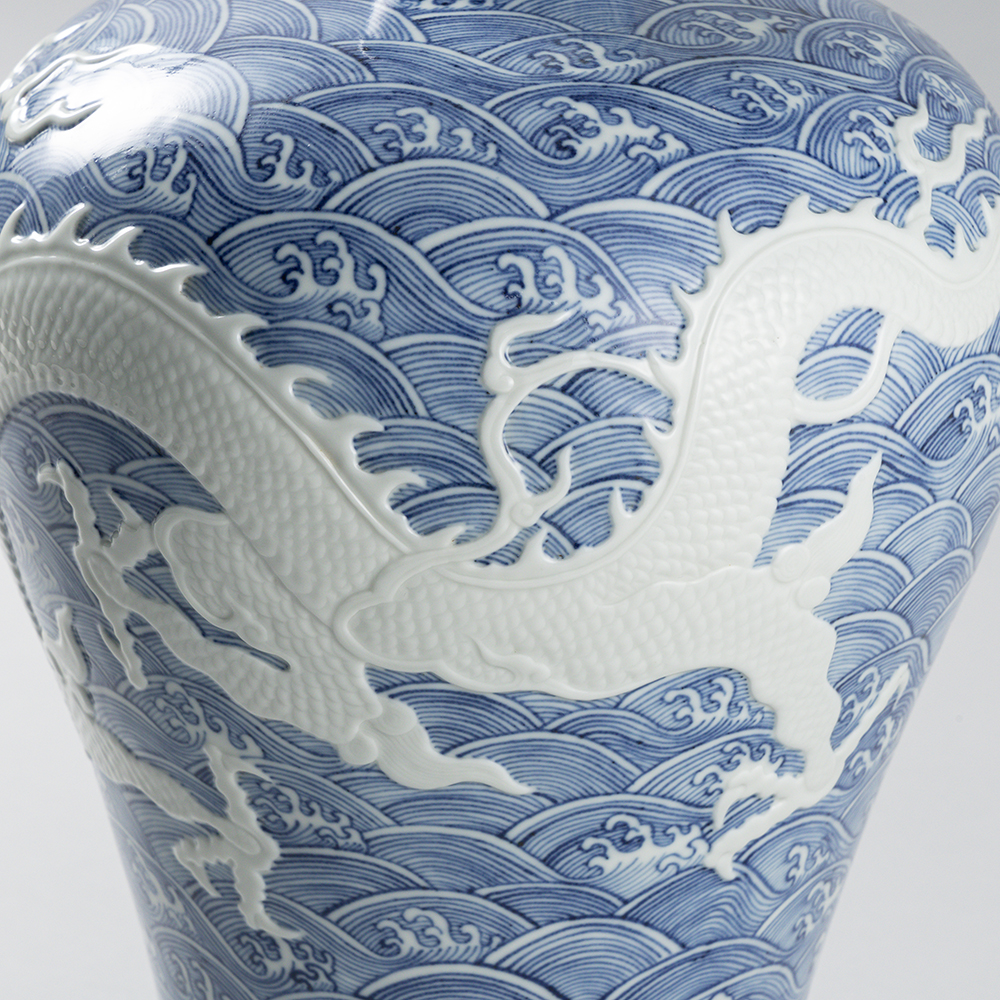 Lot1015 A BLUE-AND-WHITE PORCELAIN BOTTLE 