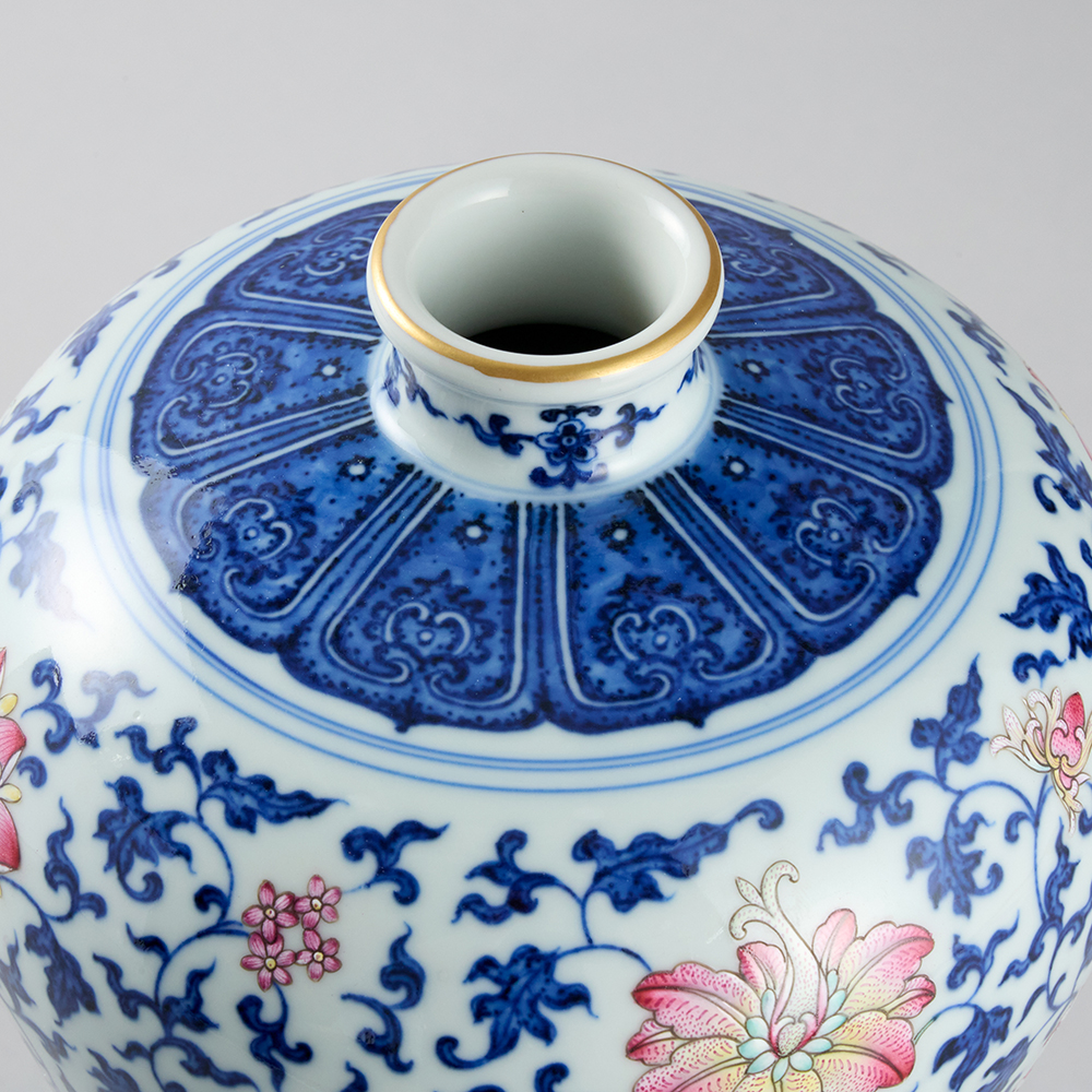 Lot1016 A BLUE-AND-WHITE PORCELAIN BOTTLE 