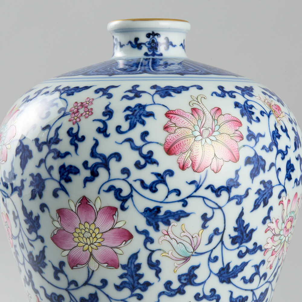 Lot1016 A BLUE-AND-WHITE PORCELAIN BOTTLE 