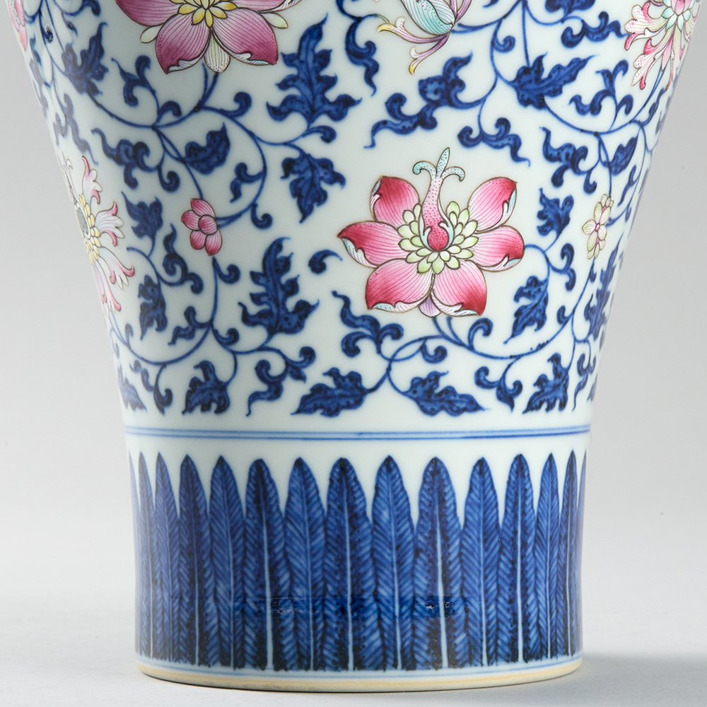 Lot1016 A BLUE-AND-WHITE PORCELAIN BOTTLE 