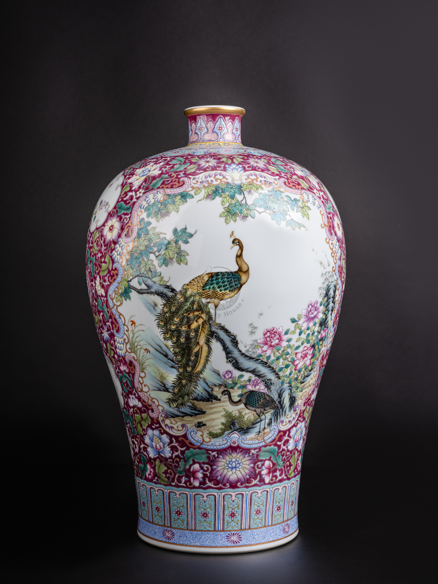 Lot1025 A Huge Enamel Peacock and Flower Pattern Vase Qing Dynasty(청나라)