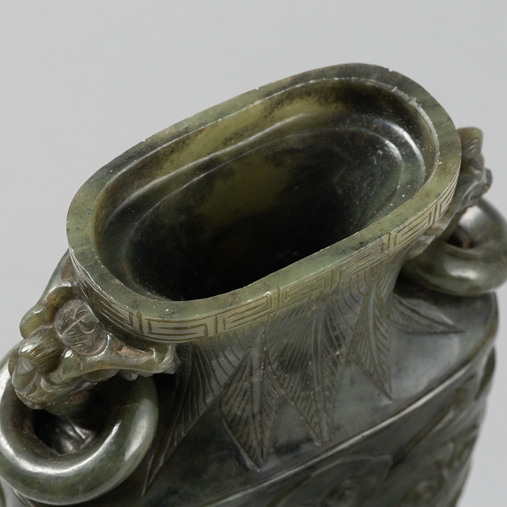 Lot2008 AN ARCHAISTIC SPINACH-GREEN JADE VASE AND COVER Late Qing to Republic (19세기말-20세기초)