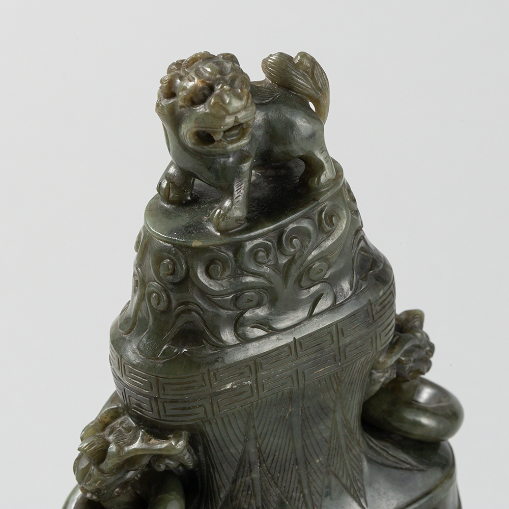 Lot2008 AN ARCHAISTIC SPINACH-GREEN JADE VASE AND COVER Late Qing to Republic (19세기말-20세기초)