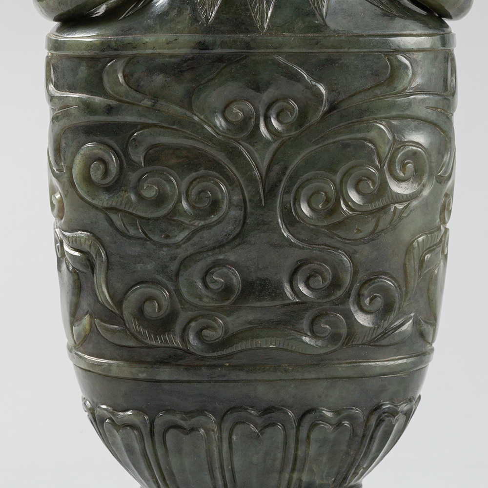 Lot2008 AN ARCHAISTIC SPINACH-GREEN JADE VASE AND COVER Late Qing to Republic (19세기말-20세기초)