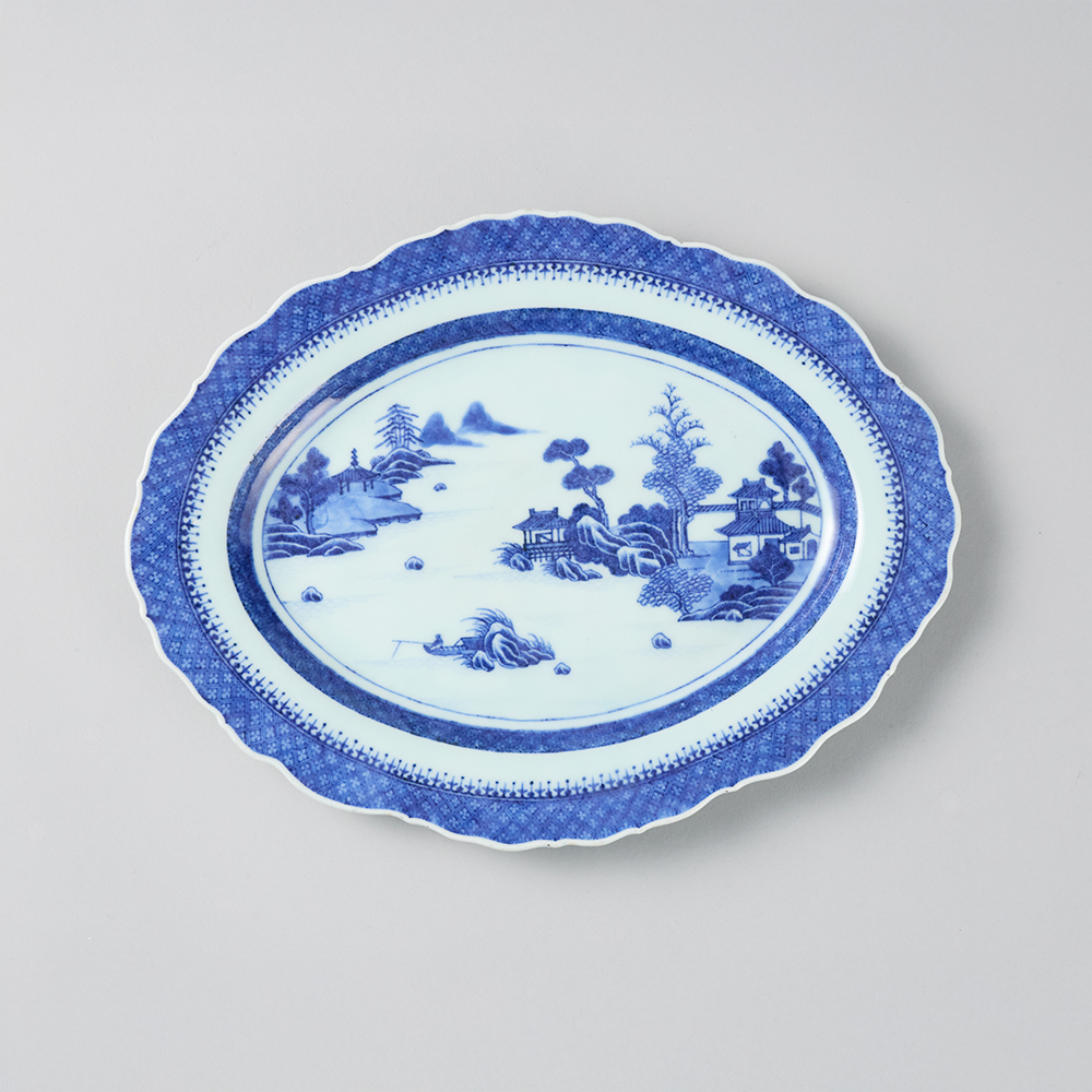 Lot1028 A blue and white serving dish  Qing dynasty, Jiaqing (1796-1820) 청나라 가경제 제작