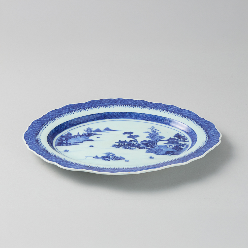 Lot1028 A blue and white serving dish  Qing dynasty, Jiaqing (1796-1820) 청나라 가경제 제작