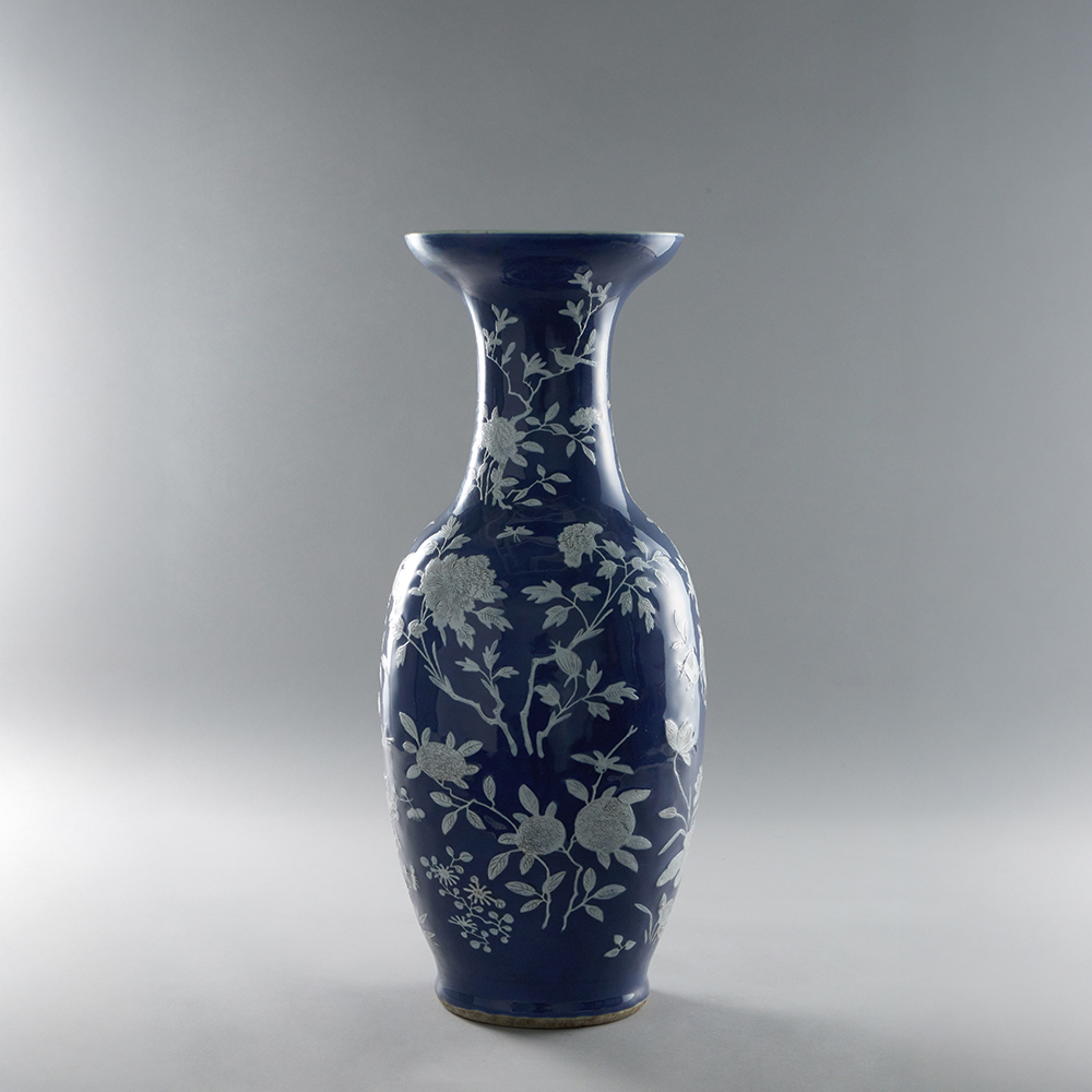 Lot1030 DECORATED BLUE-GLAZED VASE  late 19th century(19세기 후반에 제작)