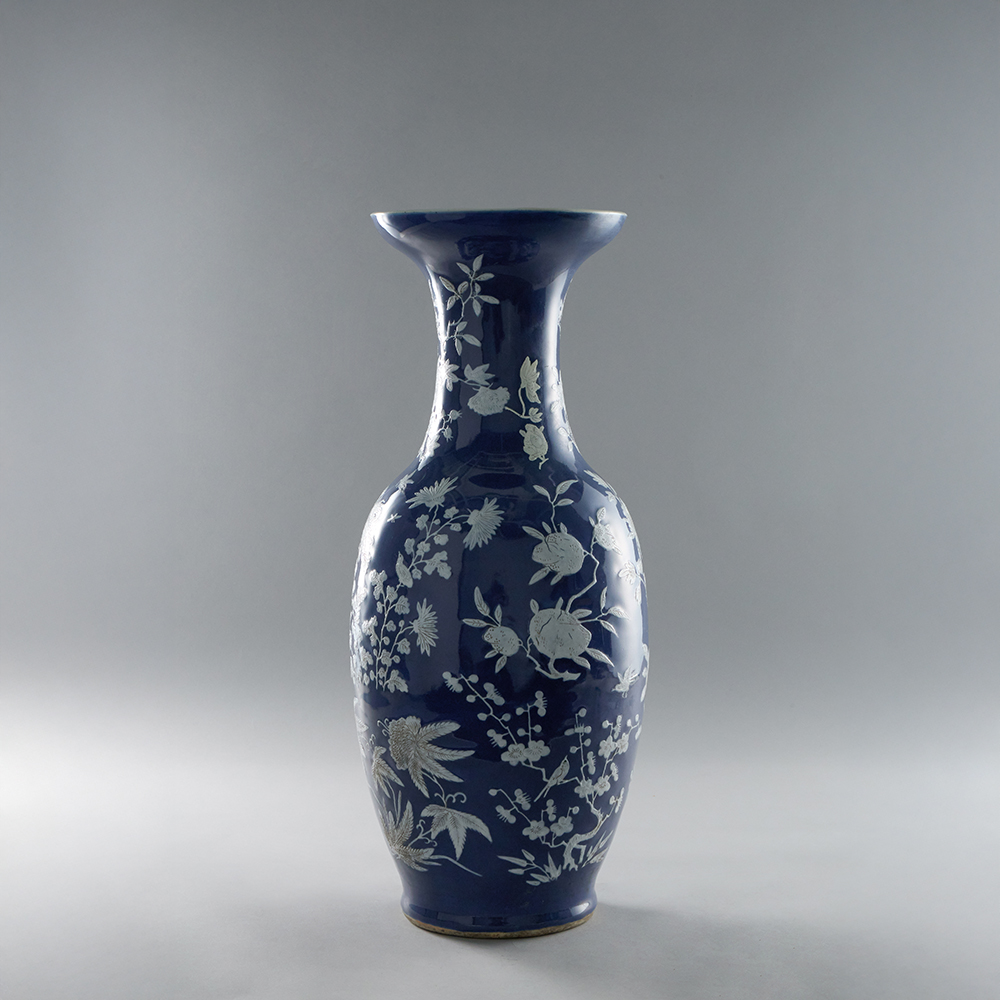 Lot1030 DECORATED BLUE-GLAZED VASE  late 19th century(19세기 후반에 제작)