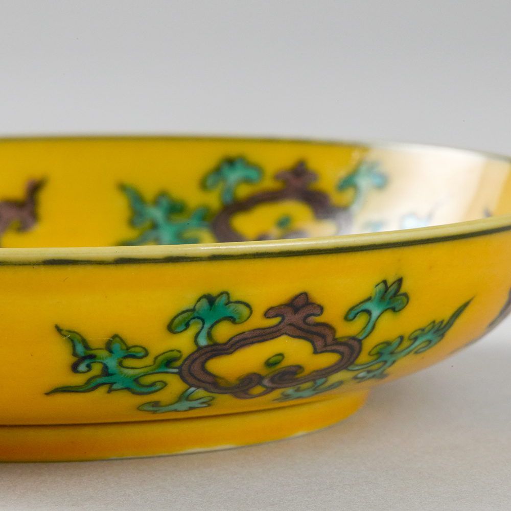 Lot1035 A SET OF TRICOLOR PORCELAIN SAUCERS Qianlong six-character mark, but later(20th century)