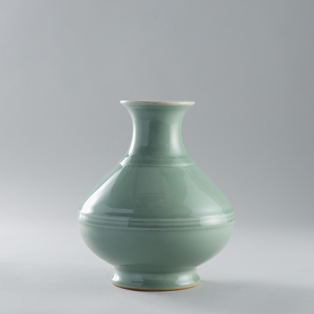 Lot1037 A LIGHT GREEN GLAZED PORCELAIN BOTTLE Qing dynasty Qianlong Mark & Period(1736-1795)