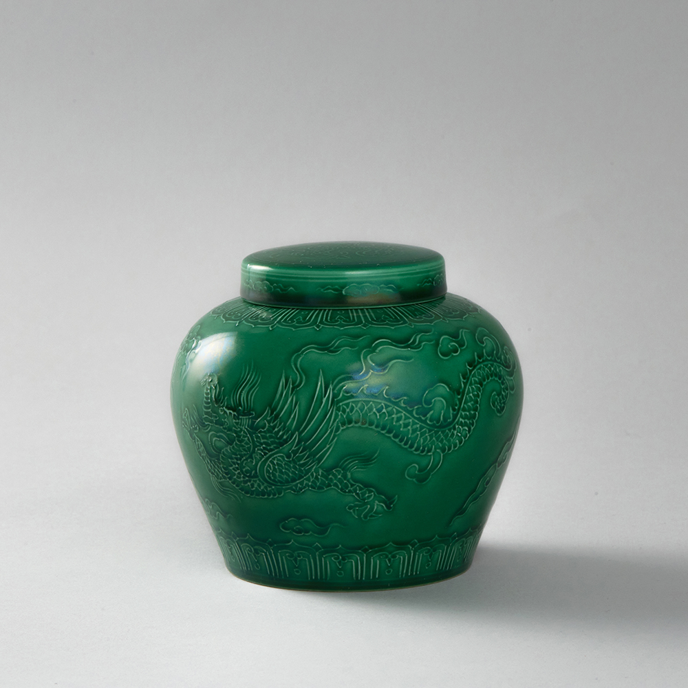 Lot1040 A GREEN GLAZED PORCELAIN JAR WITH DRAGON DESIGN  Ming dynasty Chenghua Mark & Period(1465-1487)