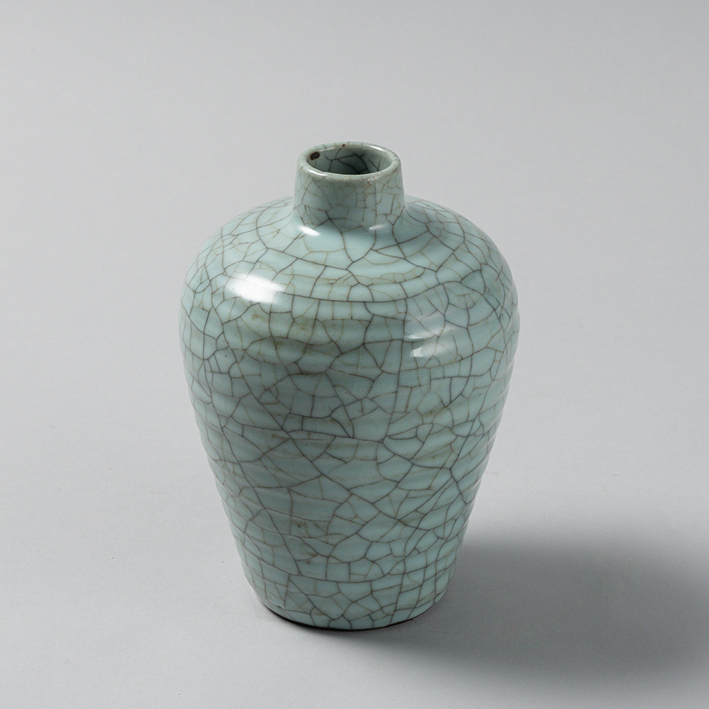 Lot1044 A GE-TYPE CRACKLED PORCELAIN VASE, QING DYNASTY China, Song style but later, Qing Dynasty (1644-1912)