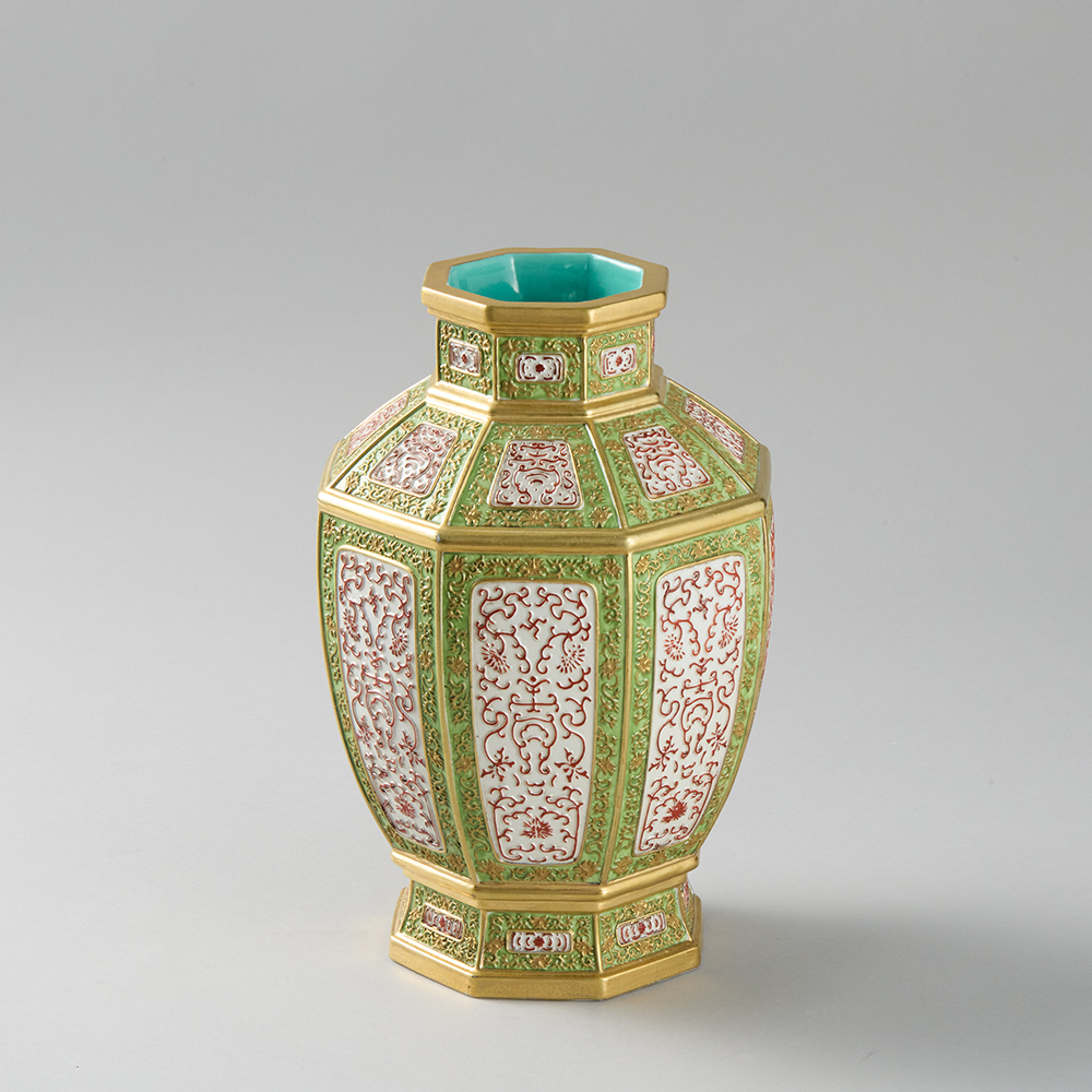 Lot1045 light green carved with alum red longevity pattern vase  Qing dynasty Qianlong Mark BUT 20th Century