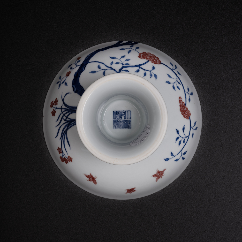 Lot1046 A Rare Blue and White Underglaze-Red Flower Pattern Plate Qing Dynasty,Qianlong Six-character & Period(1735-1796)