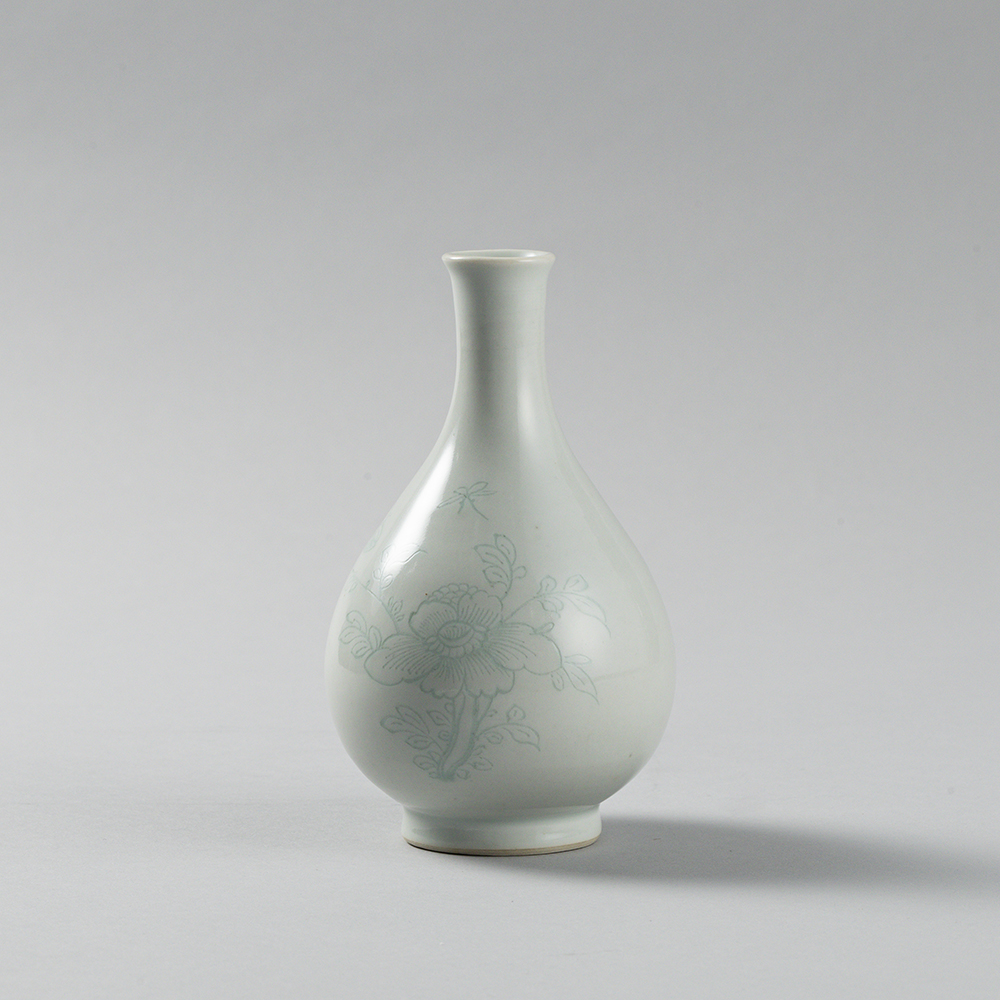 Lot 1048 AN INCISED WHITE GLAZED ‘PEONY’ BOTTLE VASE QING DYNASTY , KANGXI PERIOD(1662-1722)