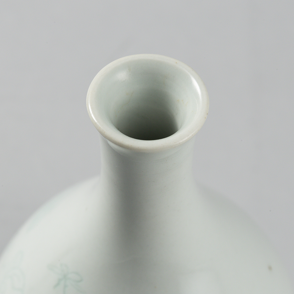 Lot 1048 AN INCISED WHITE GLAZED ‘PEONY’ BOTTLE VASE QING DYNASTY , KANGXI PERIOD(1662-1722)