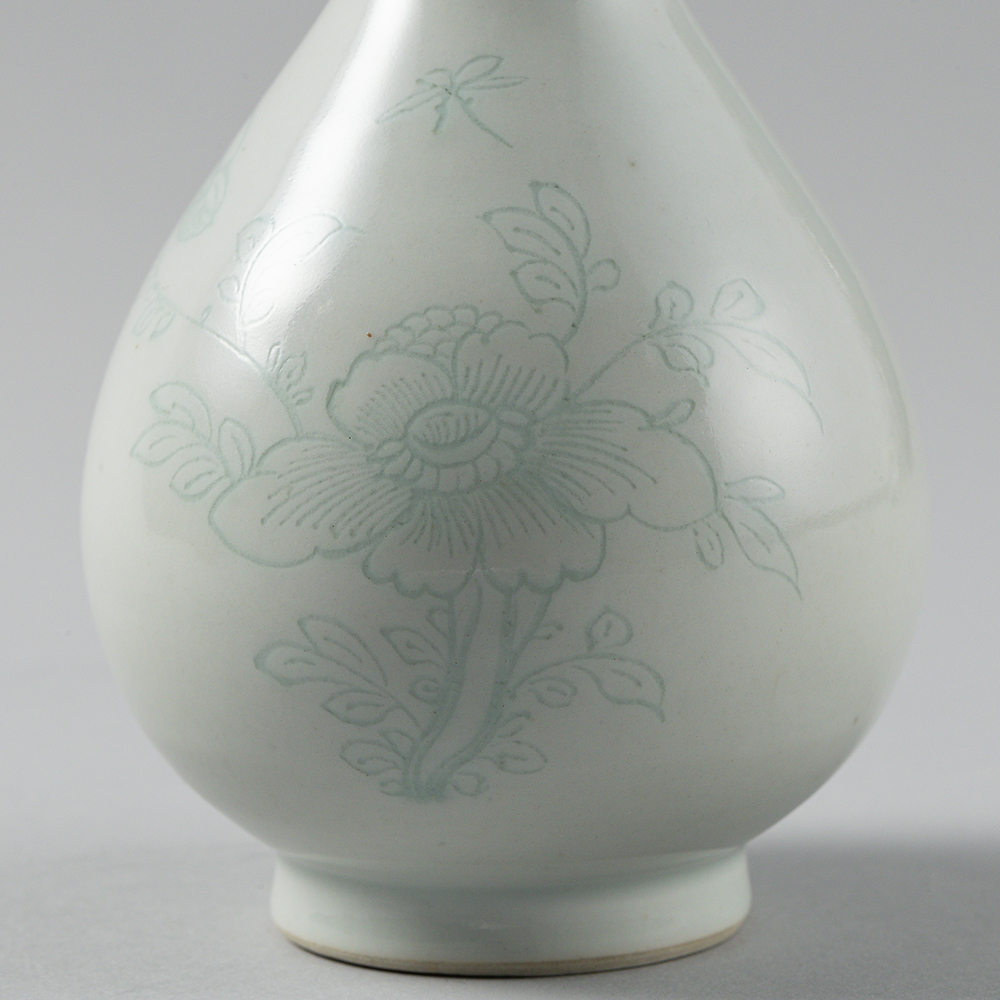 Lot 1048 AN INCISED WHITE GLAZED ‘PEONY’ BOTTLE VASE QING DYNASTY , KANGXI PERIOD(1662-1722)