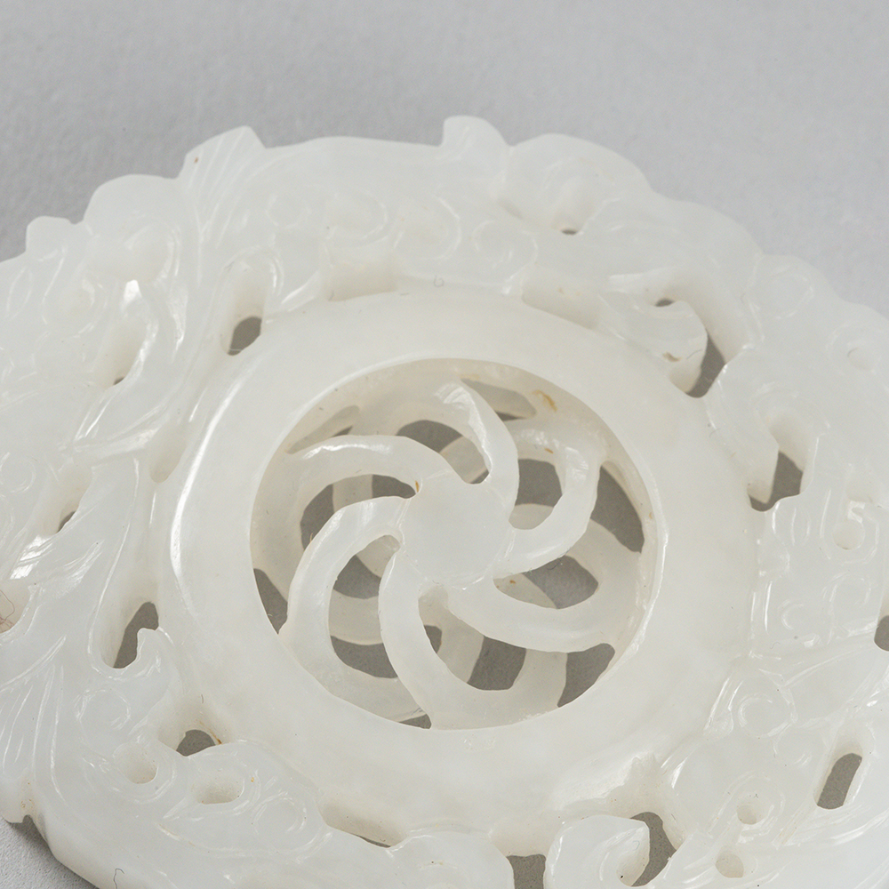 Lot2009 A FINE OPENWORK WHITE JADE PENDANT Qing Dynasty (18세기 제작)