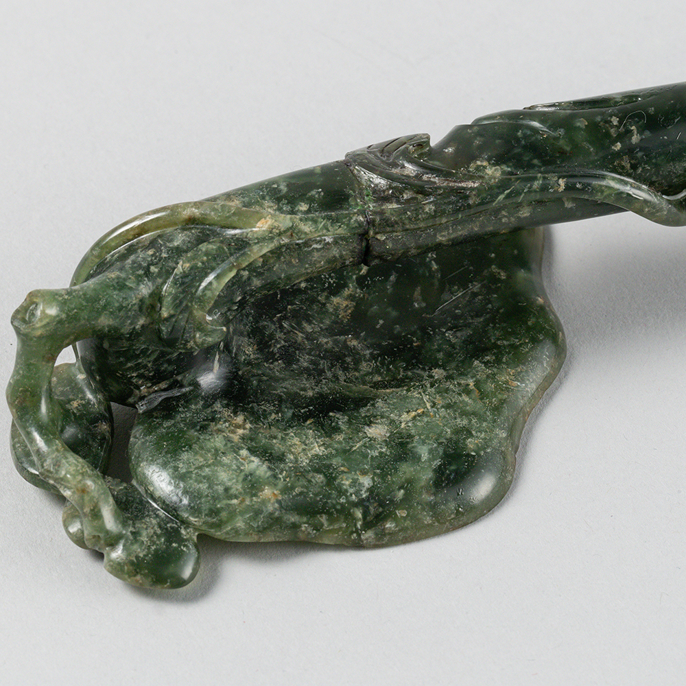 Lot2011 A SPINACH-GREEN JADE ‘LINGZHI AND LOTUS’ RUYI SCEPTER QING DYNASTY Qianlong Period(1735-1796)