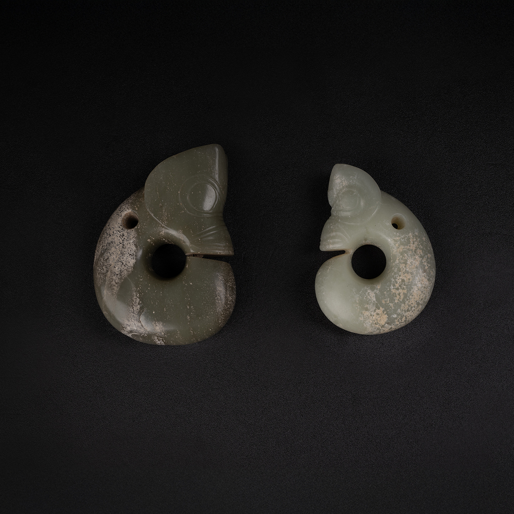 Lot2016 A PAIR OF HONGSHAN JADE PIG-BODY DRAGON CARVING HongShan Culture홍산문화 옥저룡한쌍 (Circa 4000-3000 BC)