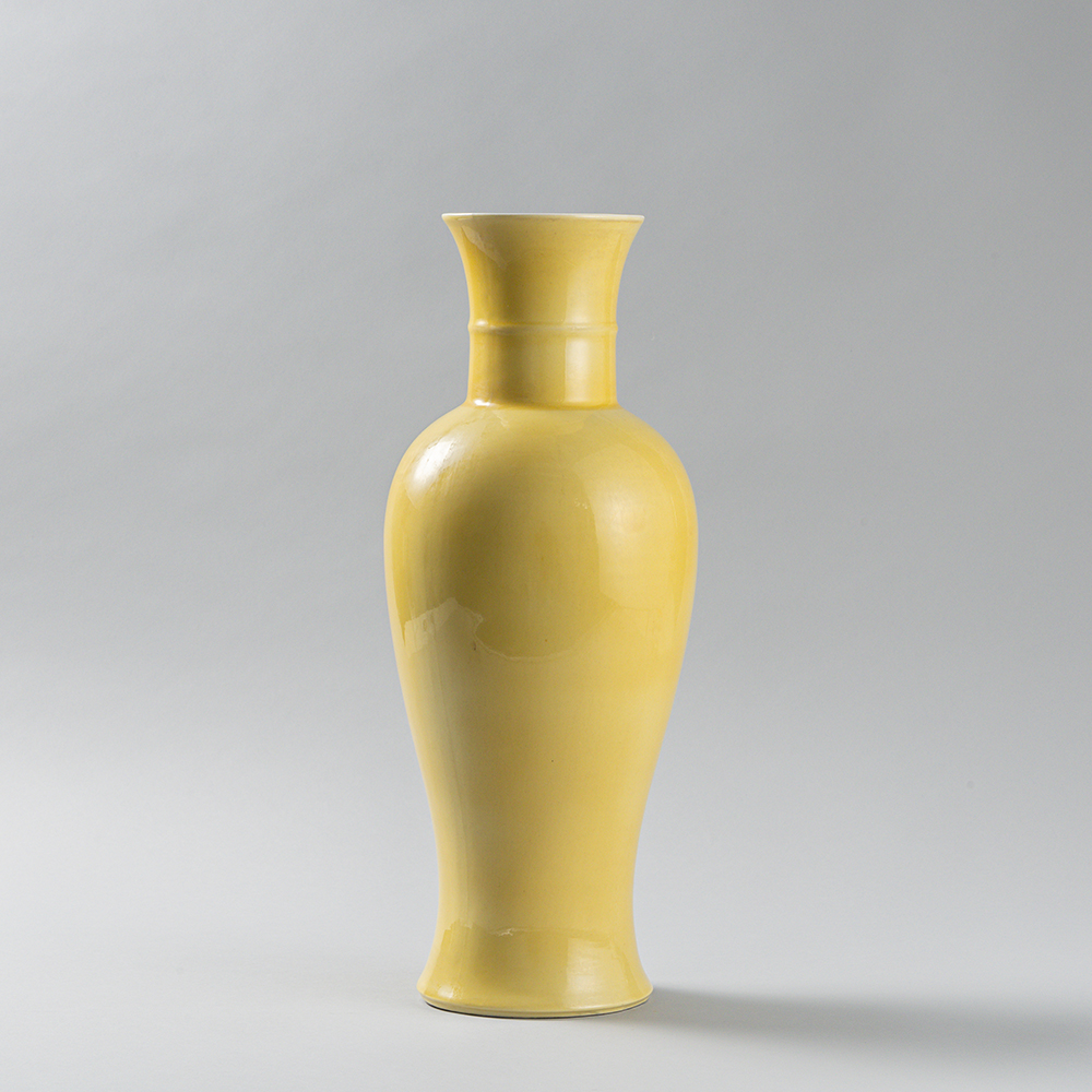 Lot1052 A LEMON-YELLOW GLAZED BALUSTER VASE, QING DYNASTY(1780-1860)