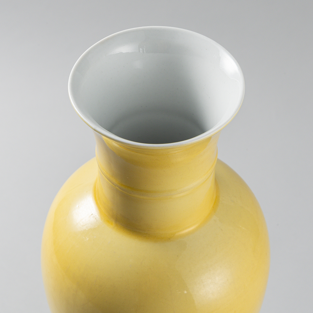 Lot1052 A LEMON-YELLOW GLAZED BALUSTER VASE, QING DYNASTY(1780-1860)