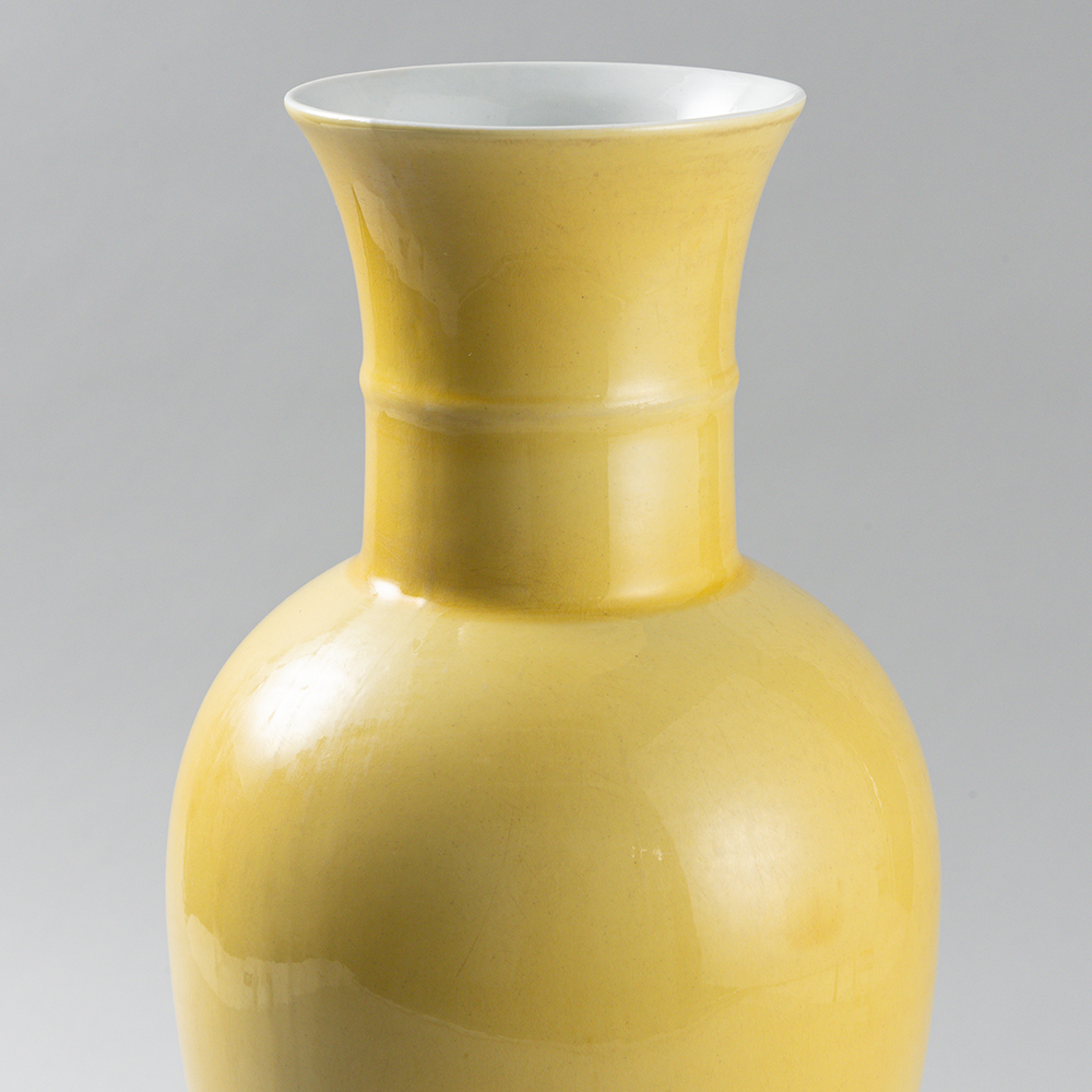 Lot1052 A LEMON-YELLOW GLAZED BALUSTER VASE, QING DYNASTY(1780-1860)