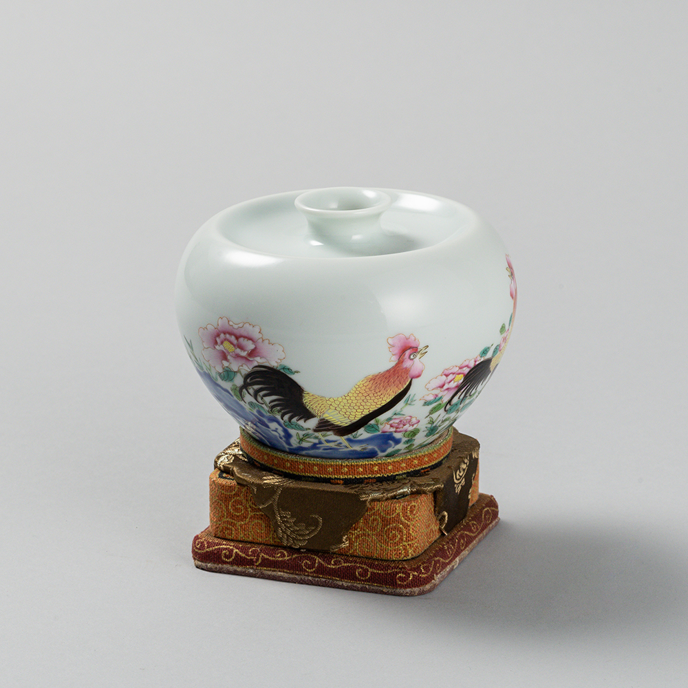 Lot1053 An Exquisite Famille-Rose Fowl Pattern Flower Pattern Vase  QING DYNASTY , KANGXI PERIOD(1662-1722)