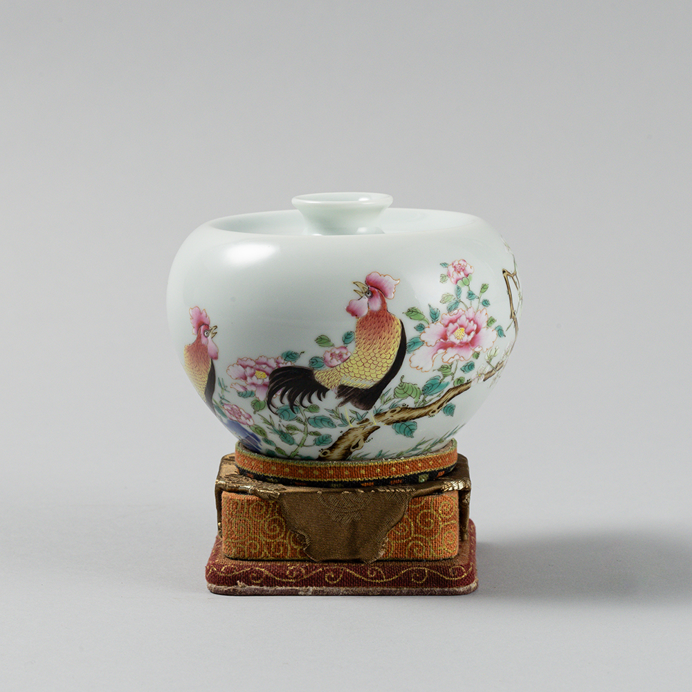 Lot1053 An Exquisite Famille-Rose Fowl Pattern Flower Pattern Vase  QING DYNASTY , KANGXI PERIOD(1662-1722)