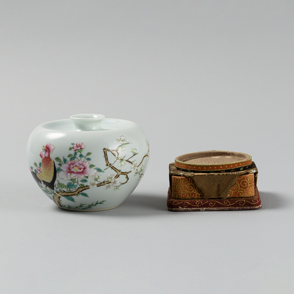 Lot1053 An Exquisite Famille-Rose Fowl Pattern Flower Pattern Vase  QING DYNASTY , KANGXI PERIOD(1662-1722)