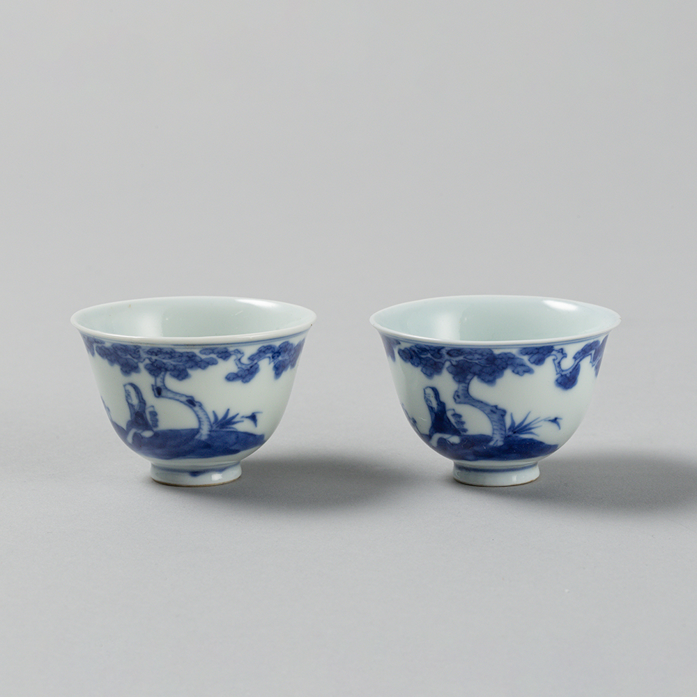 Lot1054 A SET OF FIVE BLUE AND WHITE ‘SCHOLAR AND PINE’ CUPS, QING DYNASTY(1644-1912)