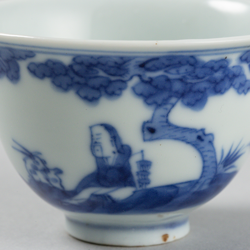 Lot1054 A SET OF FIVE BLUE AND WHITE ‘SCHOLAR AND PINE’ CUPS, QING DYNASTY(1644-1912)