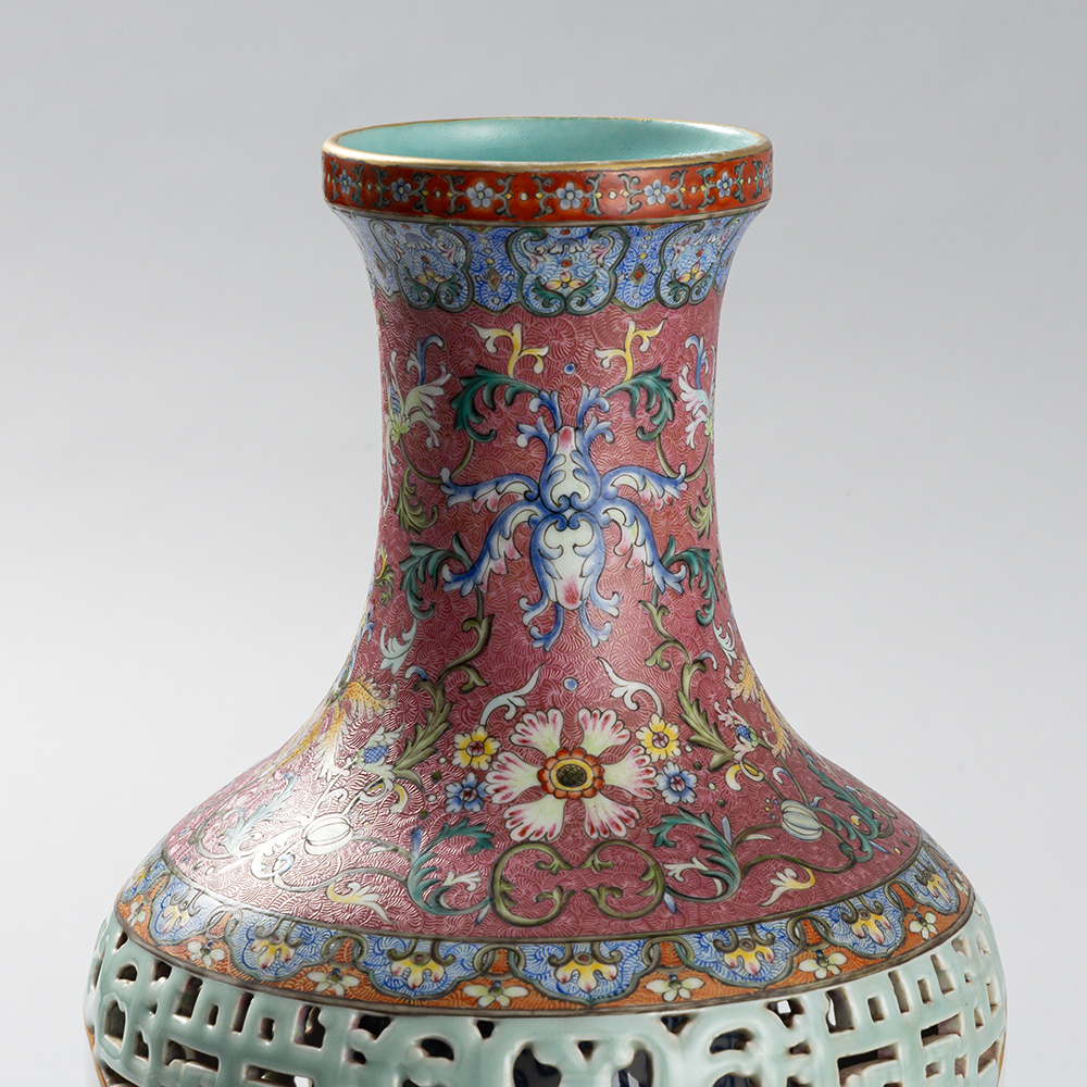 Lot1056 A PORCELAIN BOTTLE, WITH LANDSCAPE DESIGN  (QIANLONG PERIOD 1736-1795)