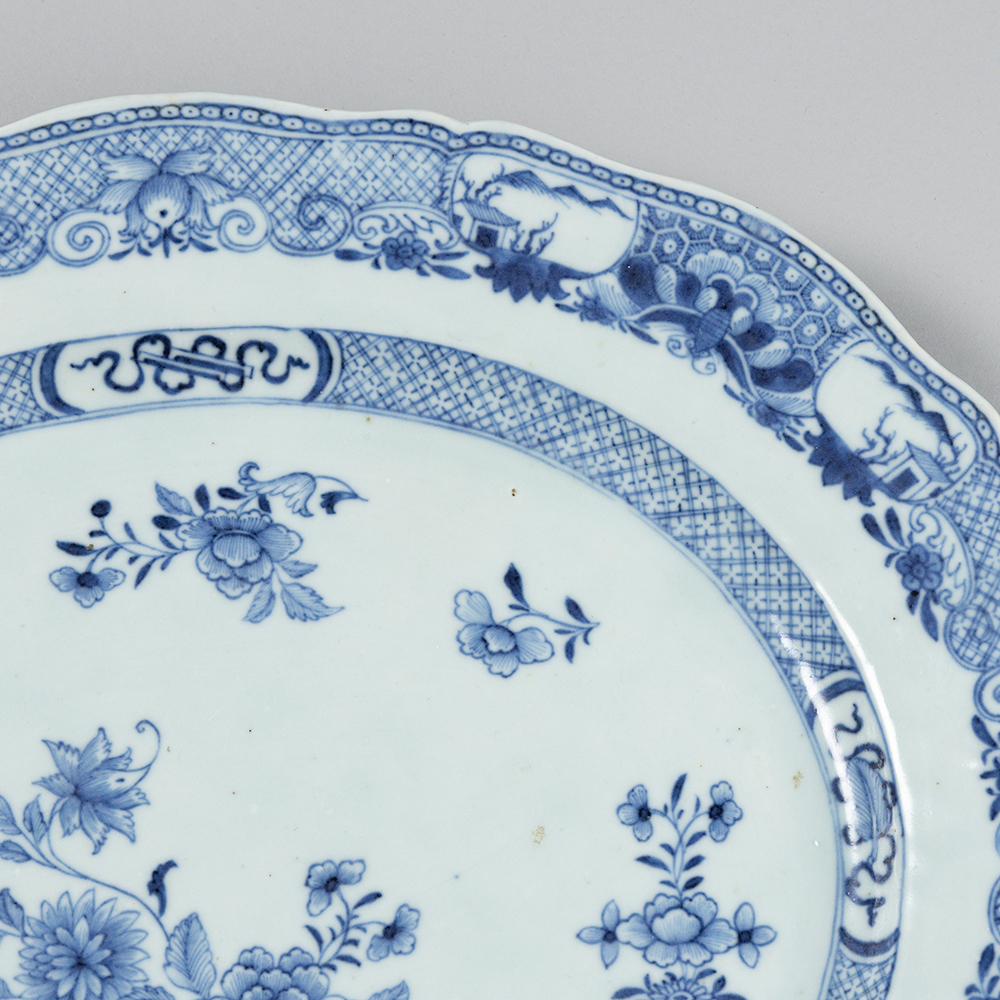 Lot1058 Two serving porcelain dishes, Qing-dynasty, Qianlong 1736-1795.