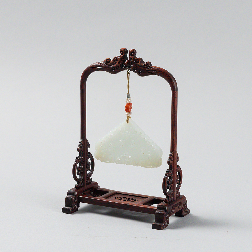 Lot2022 An Exquisite White Jade Bats and Peach Pattern Pendant Qing Dynasty (1616-1912)