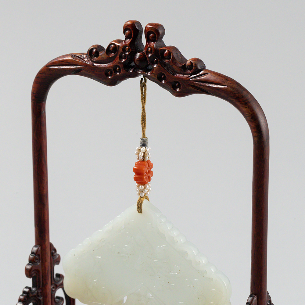 Lot2022 An Exquisite White Jade Bats and Peach Pattern Pendant Qing Dynasty (1616-1912)