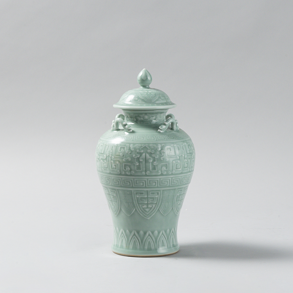 Lot1059 A Exquisite Celadon Glazed Dragon Pattern Bottles Qing Dynasty Qianlong Six-character Mark & Period(1735-1796)