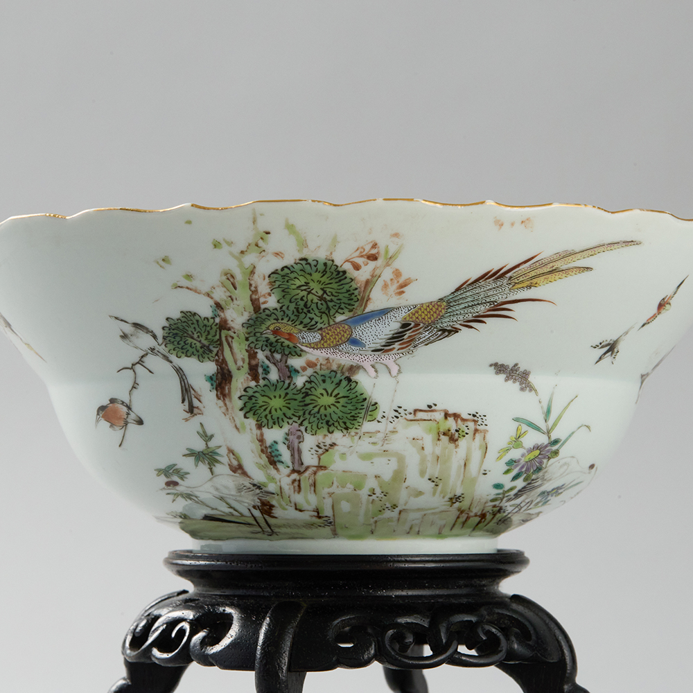 Lot1065 A POLYCHROME-ENAMELED BIRD MOTIF BOWL Daoguang mark but late 19th/20th century