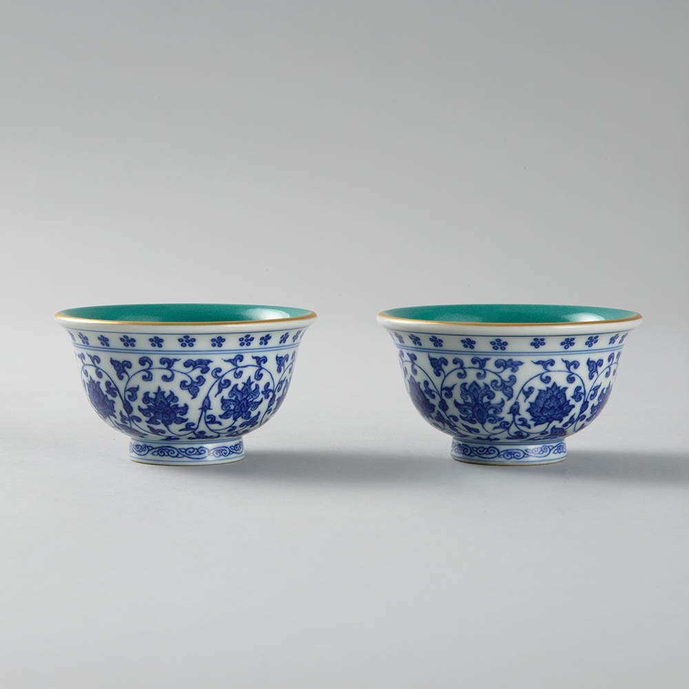 Lot1067 Qing Qianlong blue and white gold-painted floral pattern hand-pressed cup (20th Century)