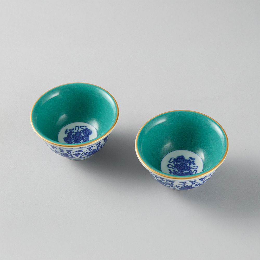 Lot1067 Qing Qianlong blue and white gold-painted floral pattern hand-pressed cup (20th Century)