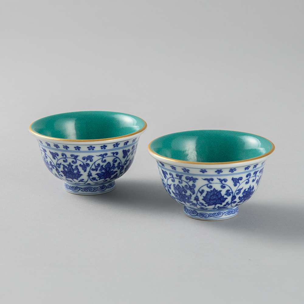 Lot1067 Qing Qianlong blue and white gold-painted floral pattern hand-pressed cup (20th Century)