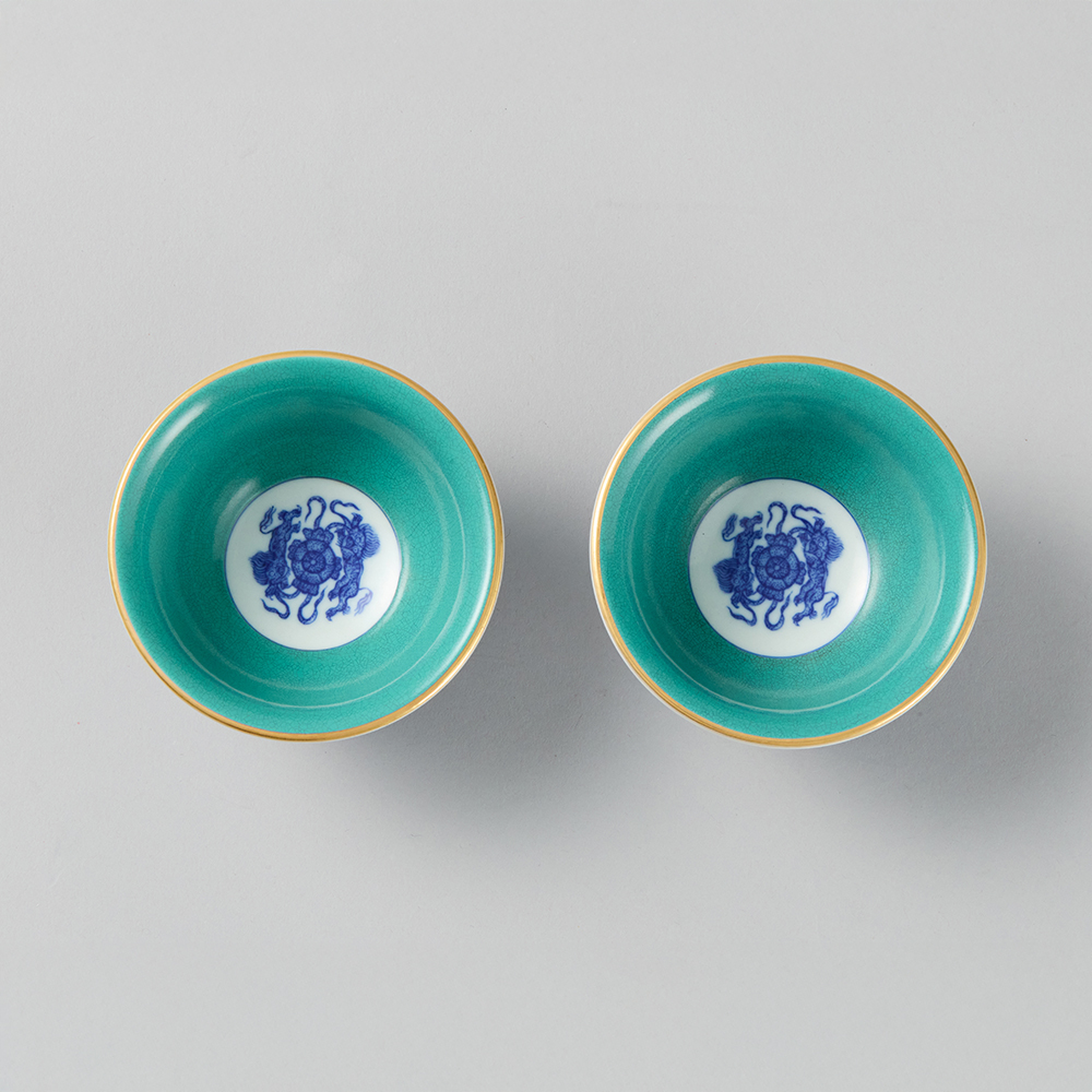 Lot1067 Qing Qianlong blue and white gold-painted floral pattern hand-pressed cup (20th Century)