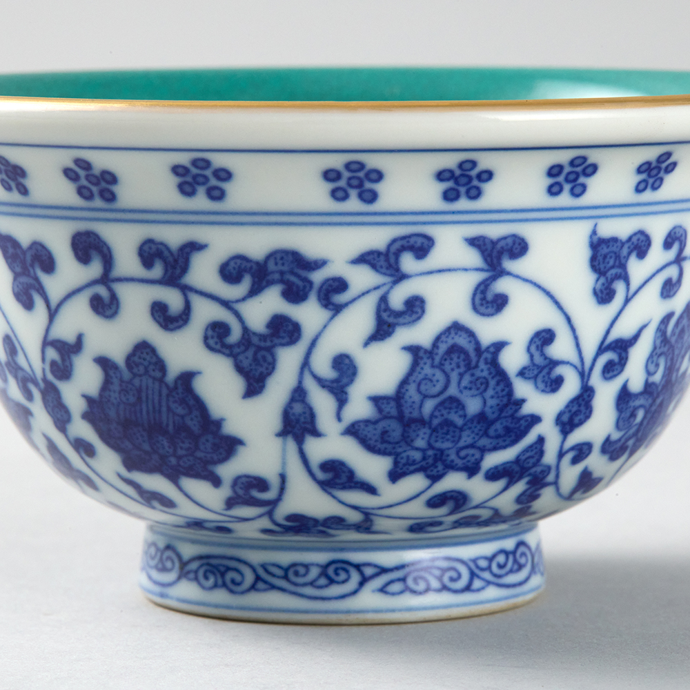 Lot1067 Qing Qianlong blue and white gold-painted floral pattern hand-pressed cup (20th Century)